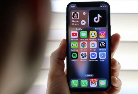 UE propone prohibir redes sociales a menores de 13 años y limitar su uso hasta los 15