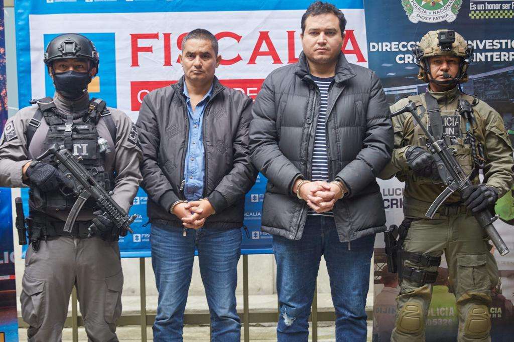 Andrés y Ramón Pérez Hoyos, luego de sus capturas en la madrugada del pasado sábado 14 de enero. Para la Fiscalía, los hermanos son quienes pagaron para asesinaron al fiscal Marcelo Pecci.