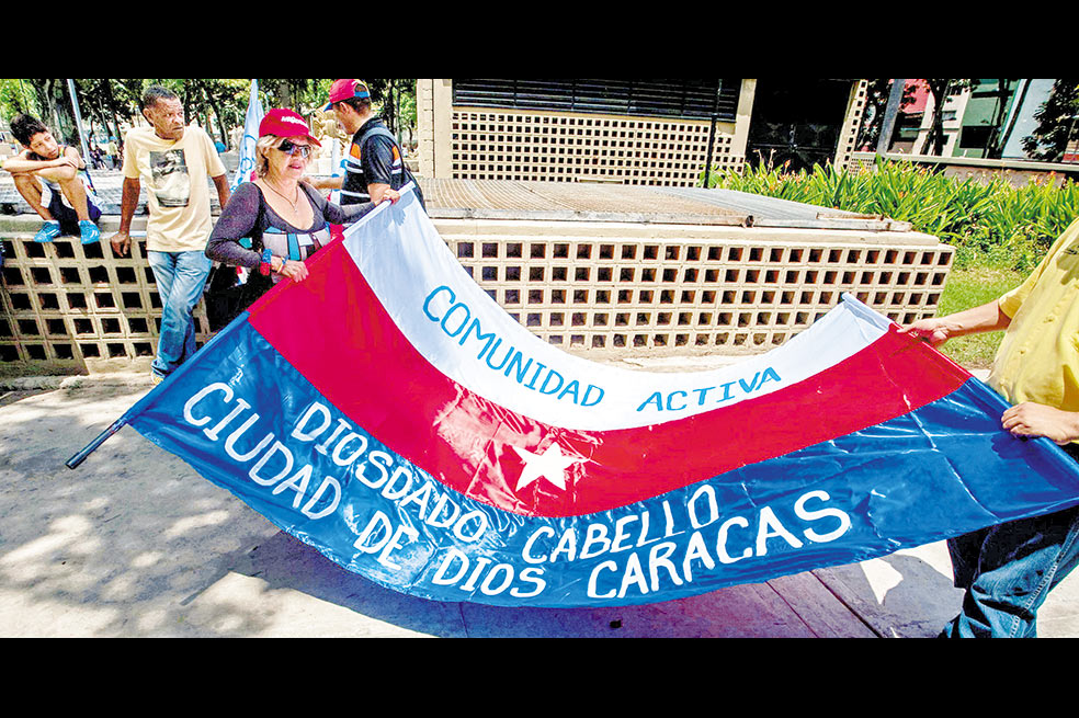 Uno de los grupos de apoyo a Diosdado Cabello, frente a la Fiscalía de Caracas. EFE