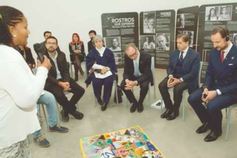 Emotivo encuentro de víctimas del conflicto con el príncipe de Noruega