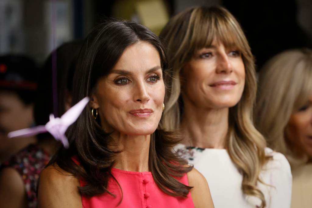 GRAF1258. MADRID, 30/06/2022.- La reina Letizia (i) y la mujer del presidente del Gobierno, Begoña Gómez (d) visitan la zona del vestuario durante su visita al Teatro Real de Madrid este jueves durante las visitas culturales a los acompañantes de los mandatarios que asisten a la cumbre de la OTAN. EFE/ Ballesteros POOL