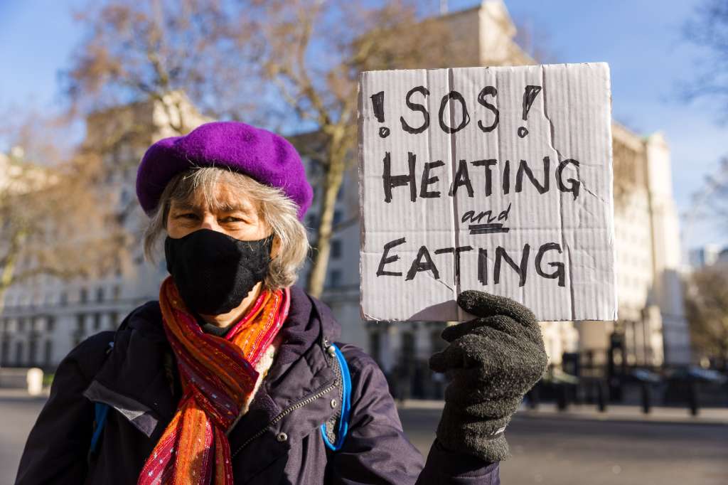 London (United Kingdom), 07/02/2022.- Members of the National Pensioners Convention and their supporters stage a protest against the rise in fuel and energy prices outside Downing Street in Westminster, London, Britain, 07 February 2022. (Protestas, Reino Unido, Londres) EFE/EPA/VICKIE FLORES