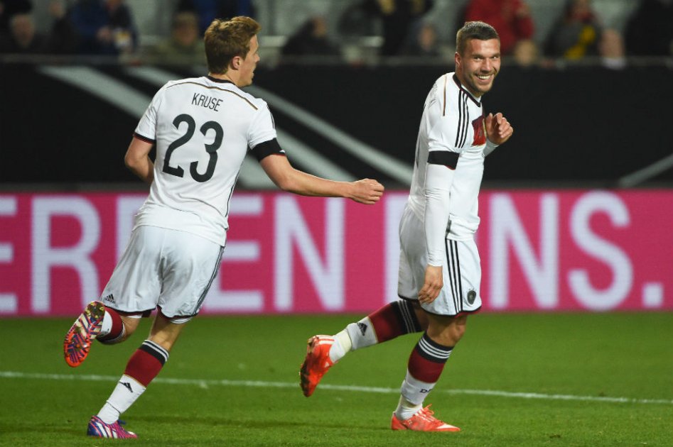 Lukas Podolski celebra el empate agónico de Alemania. Foto: AFP