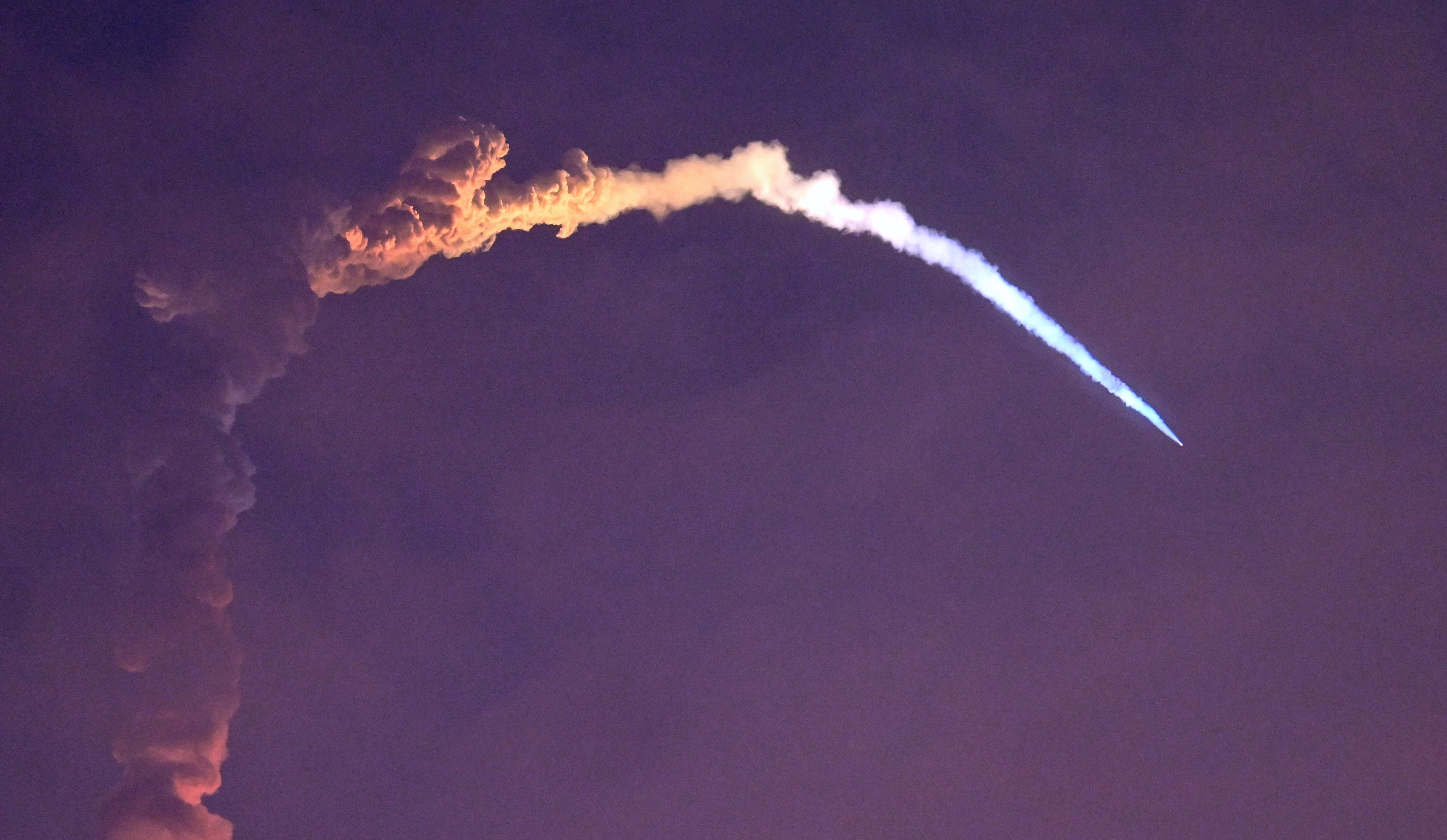 -FOTODELDIA- Sriharikota (India), 29/01/2025.- El cohete GSLV-F15 de la Organización de Investigación Espacial de la India (ISRO), que transporta el satélite NVS-02, despega del Centro Espacial Satish Dhawan en Sriharikota, India, este 29 de enero de 2025. La ISRO alcanzó la cifra histórica de 100 lanzamientos desde Sriharikota con el despegue de la misión GSLV-F15/NVS-02 a las 06:23 horas del 29 de enero. EFE/ RAGUL KRISHNAN
