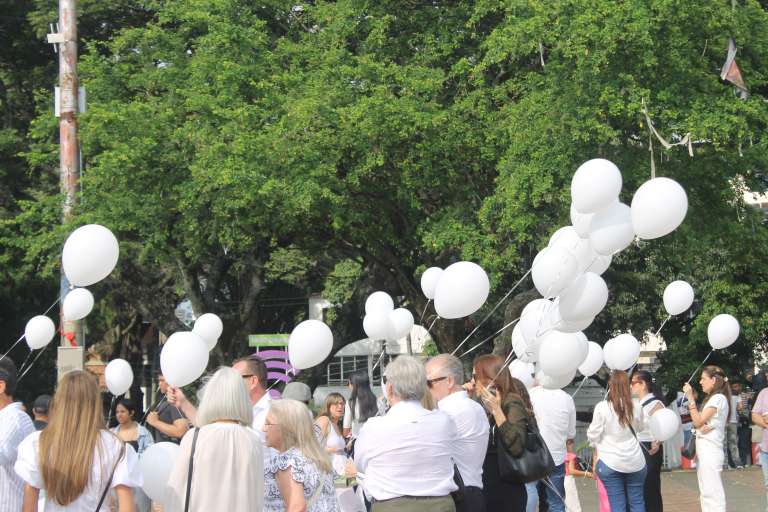 Familiares y amigos se reunieron en el Parque de las Banderas para rendir homenaje a la memoria de la joven que perdió la vida tras participar en un reto de licor en Cali.