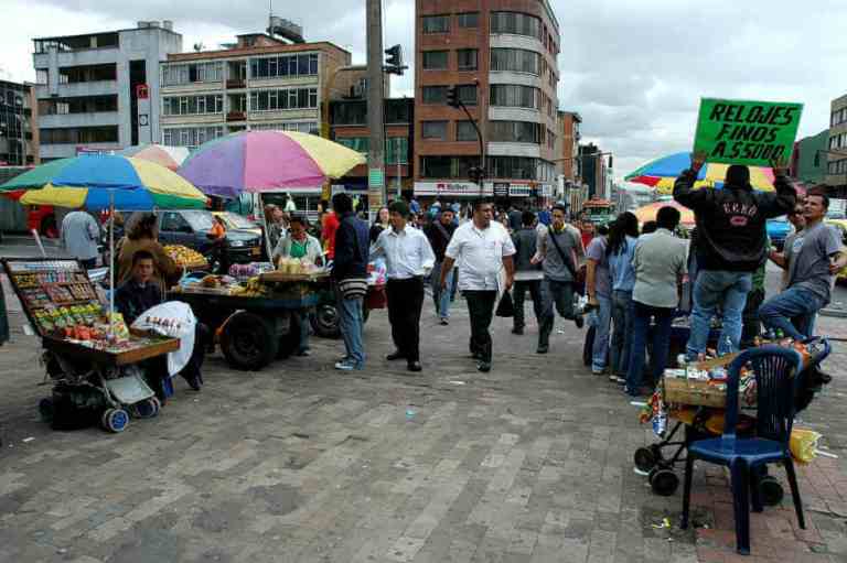A segundo debate iniciativa para beneficiar a 1’681.000 vendedores ambulantes