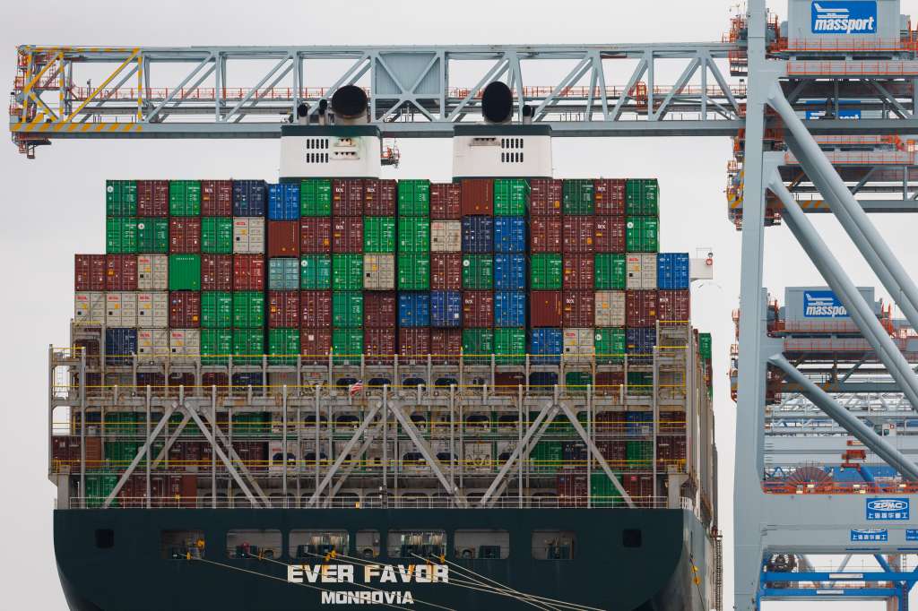 BOSTON (United States), 27/02/2025.- The container ship, Ever Favor, is unloaded at the Conley Terminal in Boston, Massachusetts, USA, 27 February 2025. US President Trump posted on social media that his proposed tariffs on Mexico and Canada will go into effect on 04 March 2025 with an additional 10 percent tariff on China. EFE/EPA/CJ GUNTHER