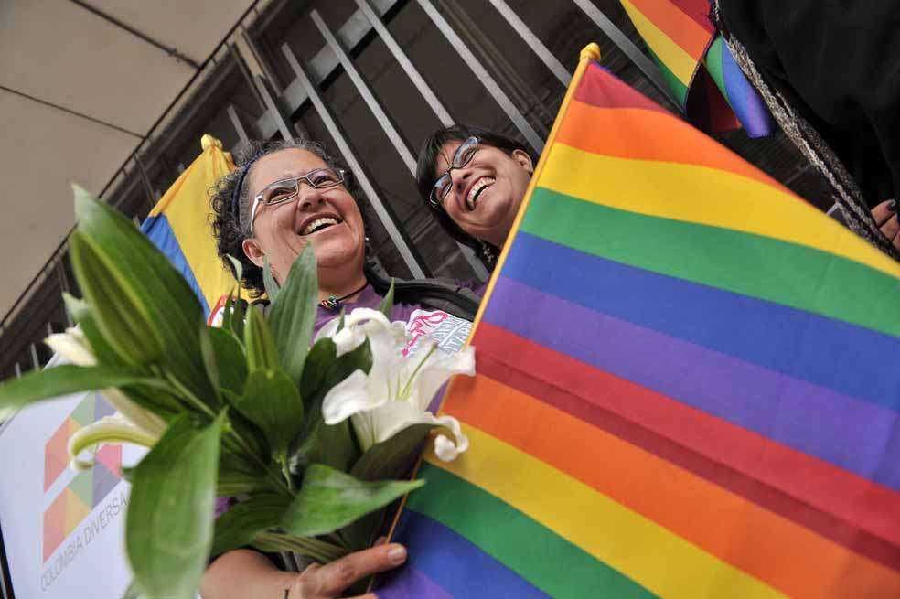 Elizabeth Castillo (izq.) y Claudia Zea celebran frente al juzgado la radicación de su solicitud de matrimonio. / Fotos: Andrés Torres