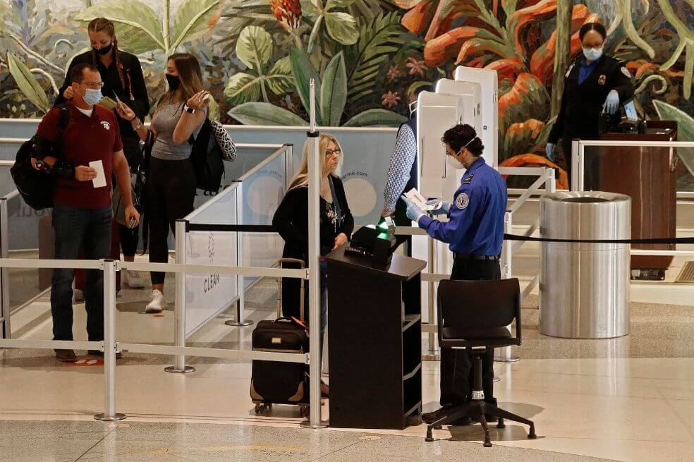 Las aerolíneas ahora requerirán que todos los pasajeros usen una máscara facial en sus vuelos, para evitar la propagación del coronavirus y la pandemia de la enfermedad COVID-19. / EFE