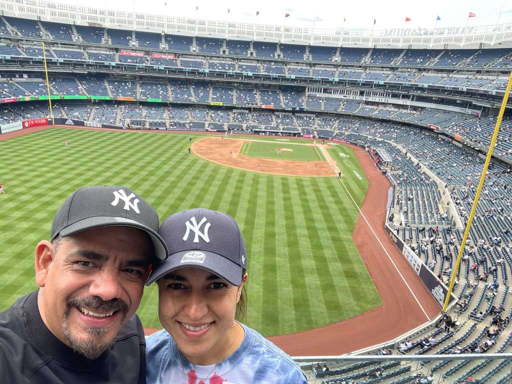 Maria Guerrero y su esposo se vacunaron como turistas en Nueva York. Lo hicieron en el estadio de los Yankees y les regalaron entradas para entrar al juego.