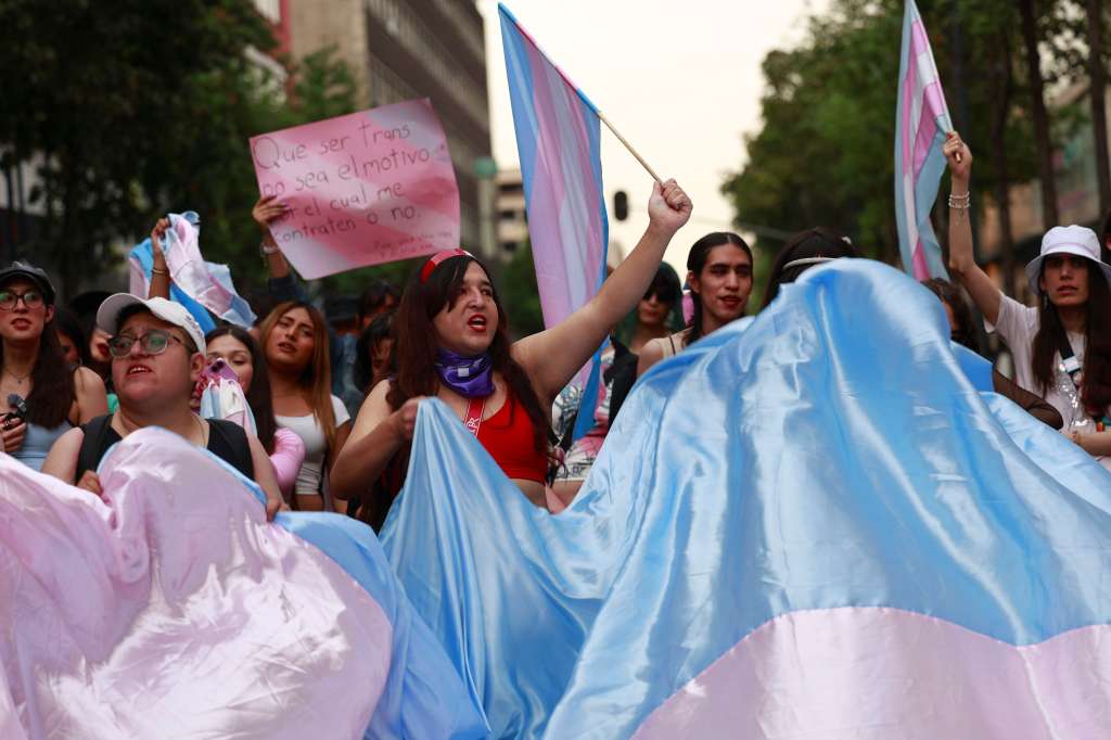 MEX8344. CIUDAD DE MÉXICO (MÉXICO), 31/03/2025.- Varias personas se manifiestan con motivo del Día Internacional de la Visibilidad Transgénero este lunes, en Ciudad de México (México). Organizaciones civiles y activistas en México impulsan la primera iniciativa de ley para tipificar el delito de transfeminicidio a nivel federal y sancionar estos crímenes de odio, una de las principales demandas de la comunidad trans en este Día Internacional de la Visibilidad Transgénero. EFE/ Sáshenka Gutiérrez