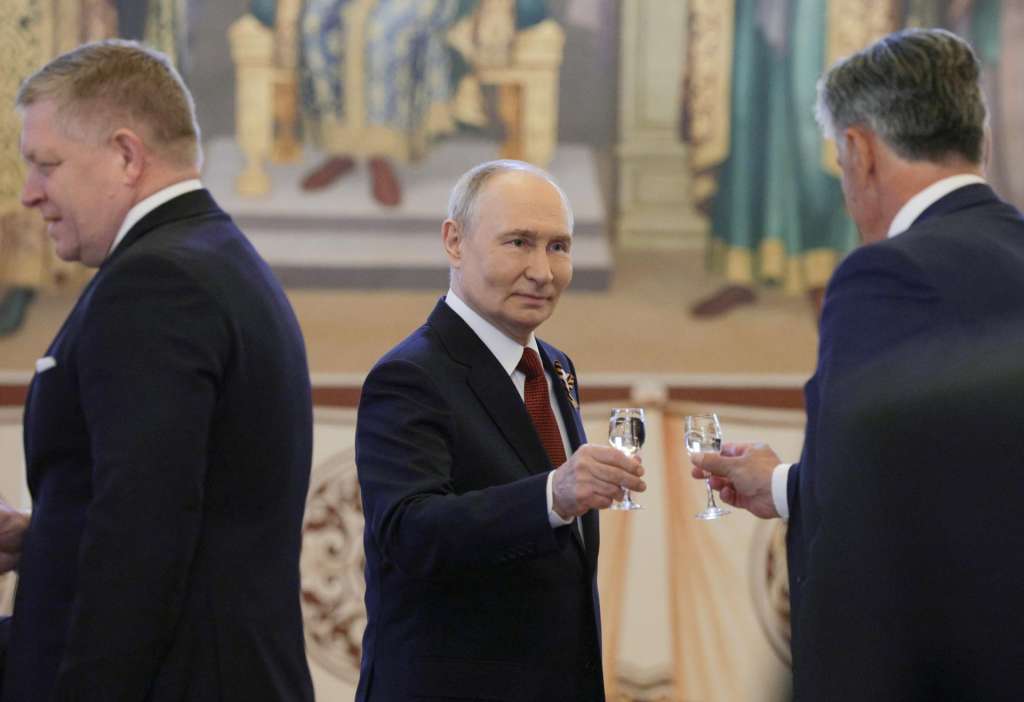 MOSCOW (Russian Federation), 09/05/2026.- Slovak Prime Minister Robert Fico (L), Russian President Vladimir Putin (C), and President of Republika Srpska Sinisa Karan (R) attend a reception for heads of foreign delegations held on Victory Day, marking the 81st anniversary of the victory over Nazi Germany in World War II, at the Kremlin in Moscow, Russia, 09 May 2026. (Alemania, Rusia, Moscú) EFE/EPA/GAVRIIL GRIGOROV/SPUTNIK/KREMLIN POOL MANDATORY CREDIT