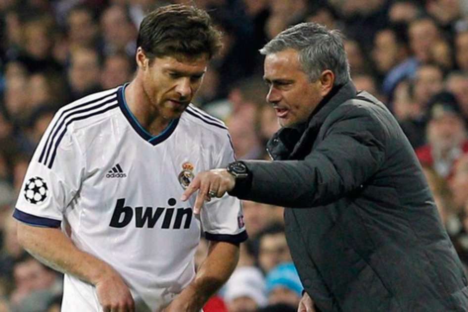 Xabi Alonso y José Mourinho.