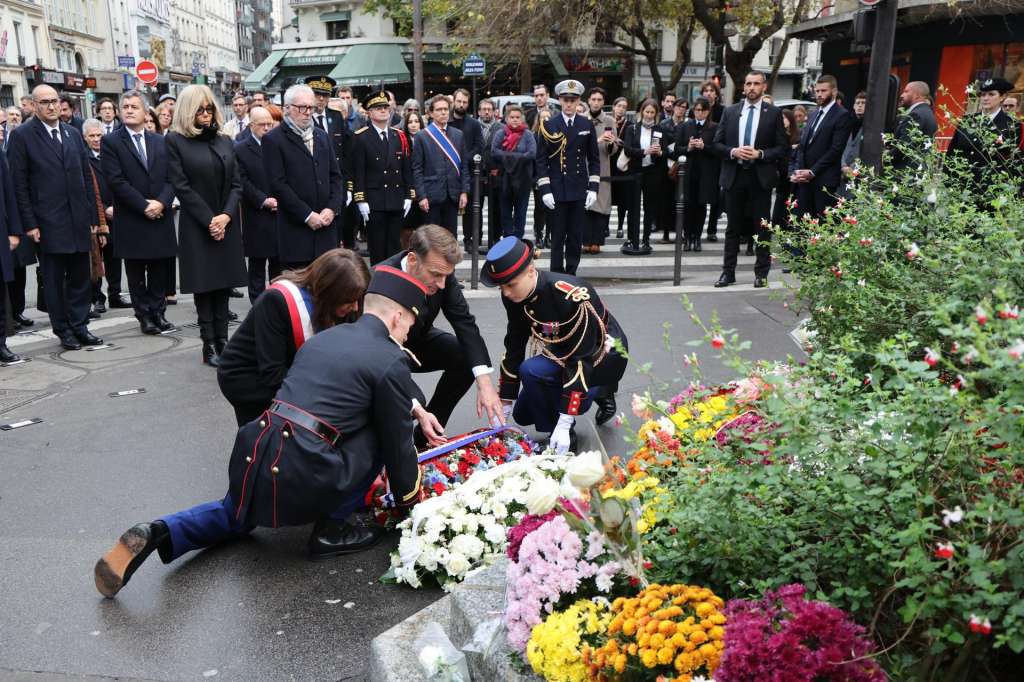 PARIS (France), 13/11/2025.- French President Emmanuel Macron (C) and Paris' mayor Anne Hidalgo (C-L) lay a wreath at an intersection near Cafe Bonne Biere, one of the sites targeted in the November 2015 Paris attacks, during a ceremony in tribute to the victims in Paris, France, 13 November 2025. Ten years ago 130 people were killed, and hundreds were injured in a series of coordinated terrorist attacks that targeted Bataclan Concert Hall, Stade de France stadium and Parisian cafes on the evening of 13 November 2015. (Terrorista, Francia) EFE/EPA/LUDOVIC MARIN / POOL MAXPPP OUT