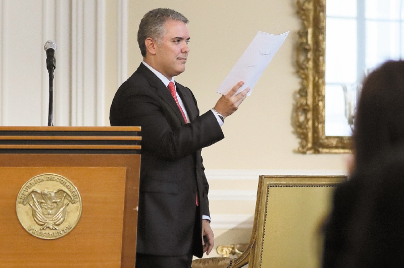 El presidente Iván Duque con el texto del Decreto 1844 de 2018 en sus manos. / Presidencia.