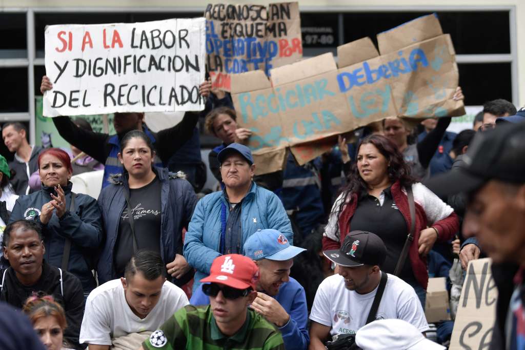 Más de 300 recicladores protestaron al frente de la sede de la CRA en Bogotá.