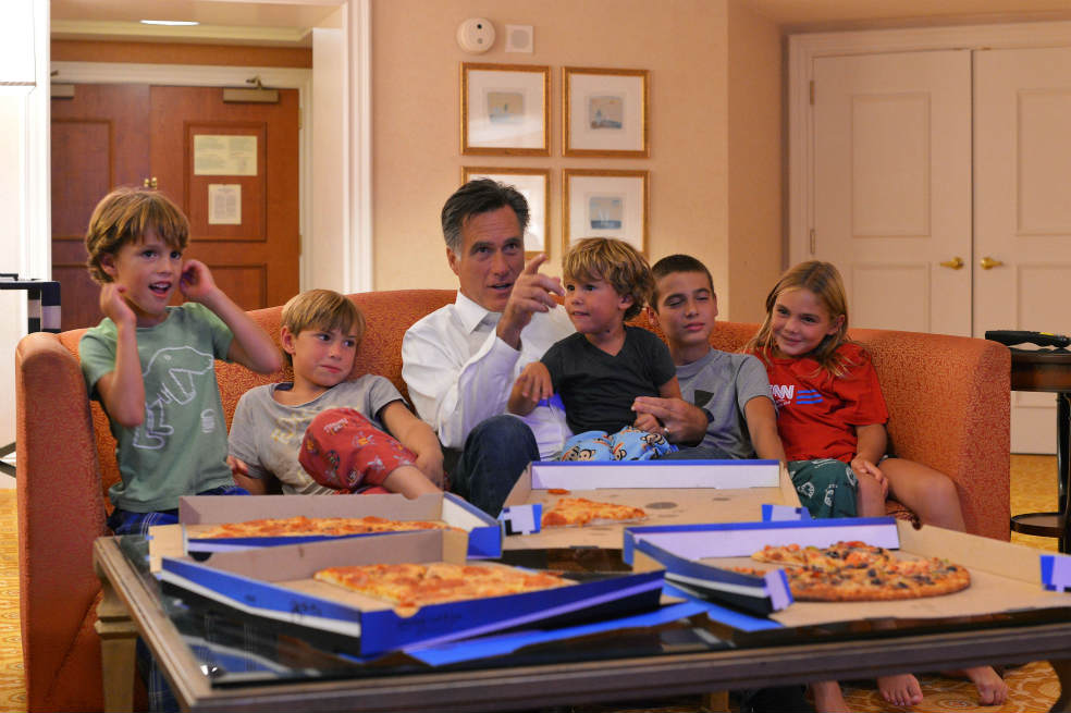 El candidato republicano, Mitt Romney, siguió por televisión junto a sus nietos varios eventos de la campaña presidencial que ya termina. / AFP