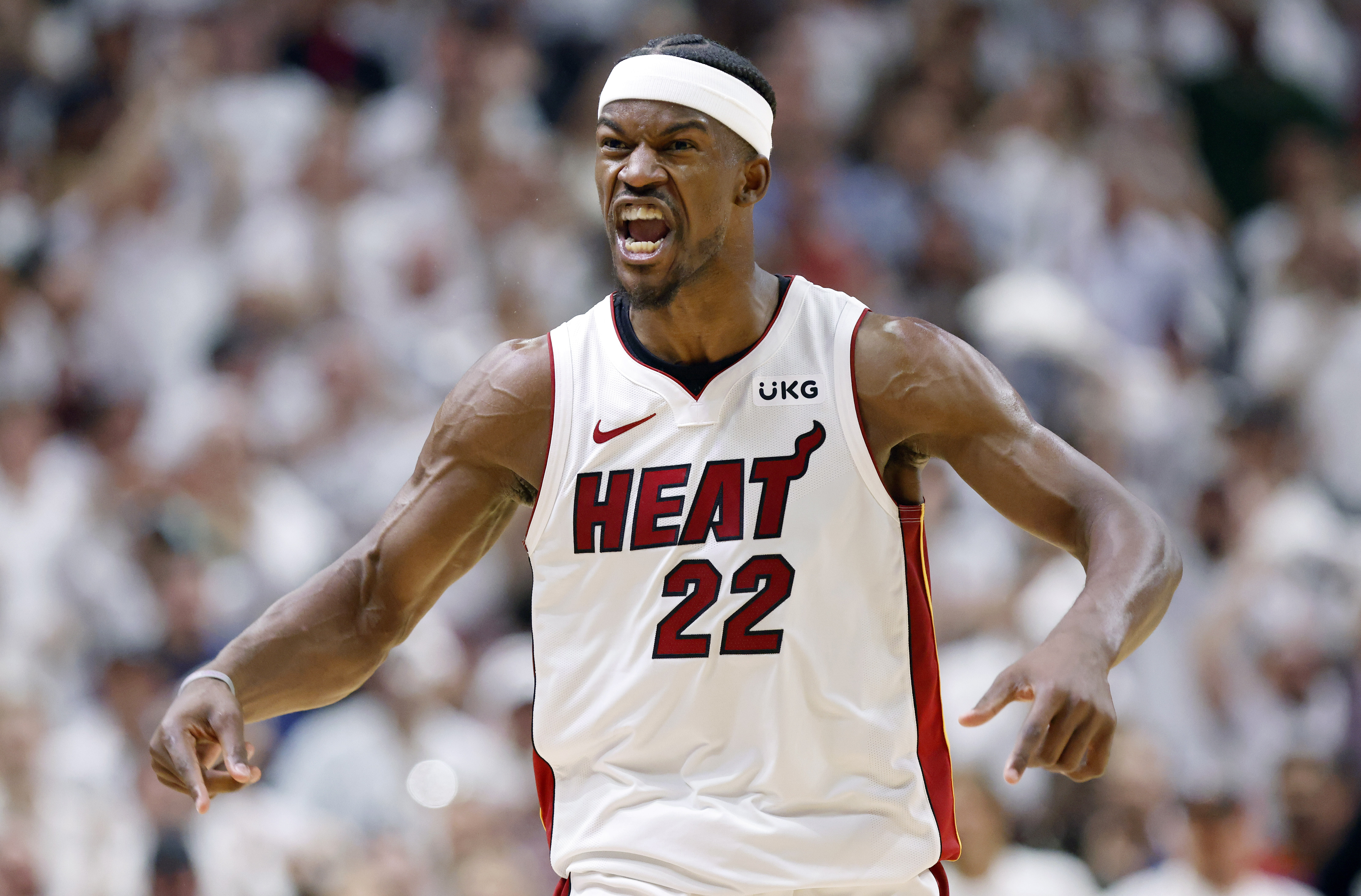 AME4097. MIAMI (ESTADOS UNIDOS), 24/04/2023.- Jimmy Butler de los Miami Heat en acción ante los Milwaukee Bucks, durante un juego por los Playoffs de la NBA en el Kaseya Center de Miami, Florida (EE.UU). EFE/ Rhona Wise /NO SHUTTERSTOCK