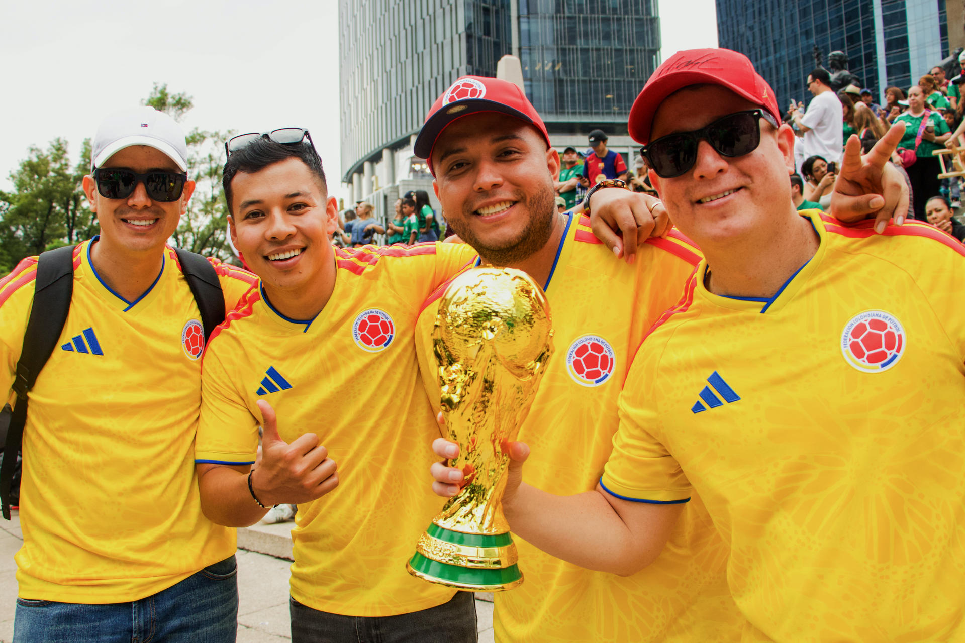 MEX6075. CIUDAD DE MÉXICO (MÉXICO), 16/06/2026.- Aficionados de Colombia posan este martes, previo al partido contra Uzbekistán durante Mundial de la FIFA 2026, este martes en Ciudad de México (México). EFE/ Tomás Cruz