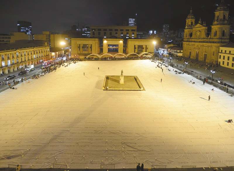 Imágenes de la Plaza de Bolívar el pasado 11 de octubre, cubierta por la instalación “Sumando ausencias”. / Fotos: cortesía del taller de la artista Doris Salcedo