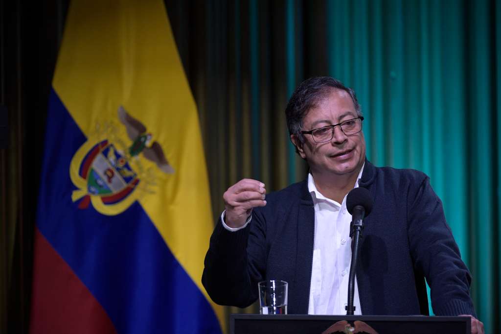 Presidente de la República, en el evento donde se realizó la entrega simbólica del fondo documental digital de la Comisión de Esclarecimiento de la Verdad (CEV) al Archivo General de la Nación.