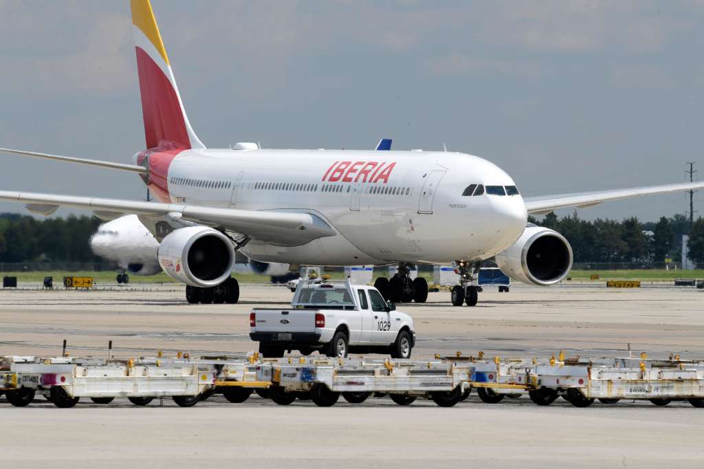 USA8162. WASHINGTON (DC, EEUU), 01/06/2022.- Vista hoy del avión Airbus A330-200 de la aerolínea española Iberia tras aterrizar en su vuelo inaugural con biocombustible entre Madrid y Washington, en el Aeropuerto Internacional de Washington-Dulles en Virginia (EE.UU). La aerolínea española Iberia, en alianza con la petrolera Repsol, ha inaugurado este miércoles sus primeros vuelos de largo recorrido con biocombustible, que serán a Washington, Dallas y San Francisco (EE.UU.). EFE/Lenin Nolly