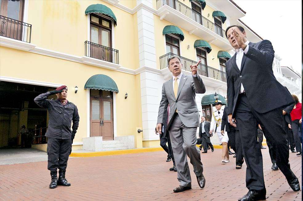 El presidente Juan Manuel Santos camina por el centro histórico de Ciudad de Panamá con su homólogo, Juan Carlos Varela. / Presidencia
