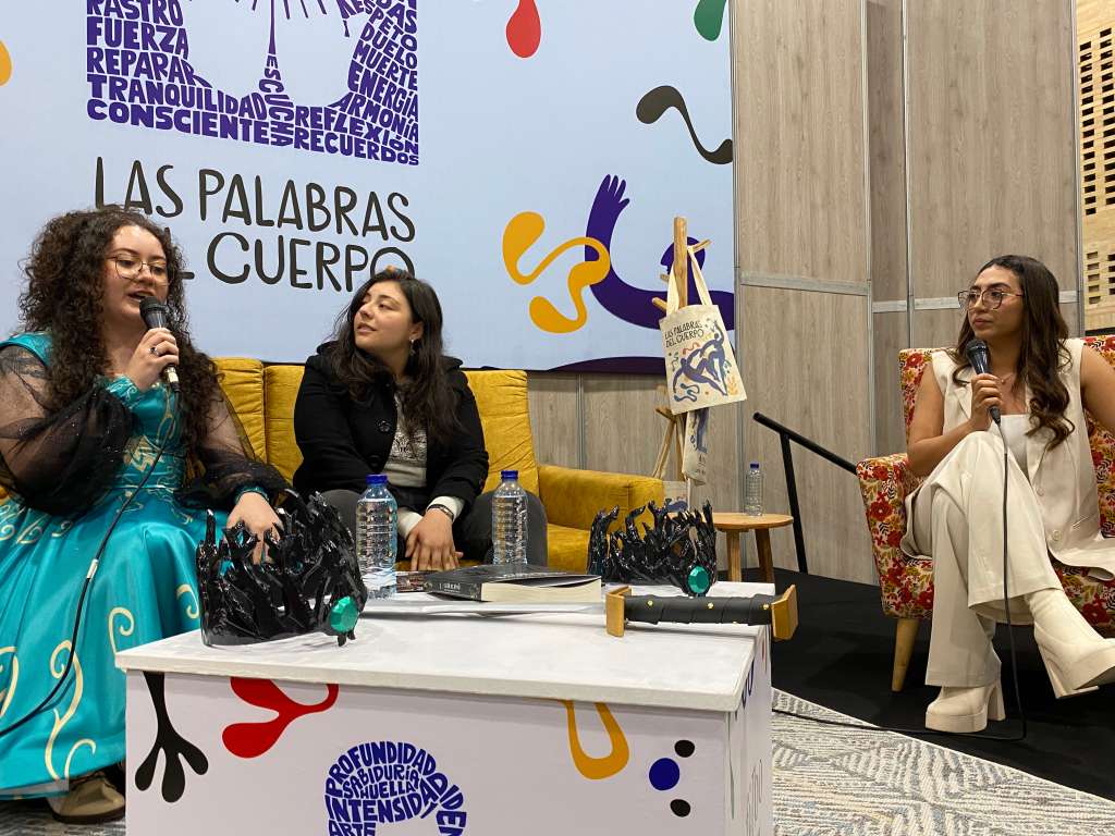 Paula Tinoco y Laura Duarte, autoras de la saga "La Corona de los Indeseables", presentaron su proyecto en la FILBo 2025
