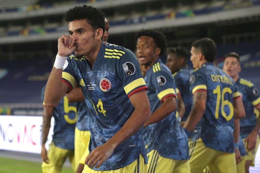 Luis Díaz celebra el golazo que anotó para abrir el marcador en el estadio Nilton Santos.