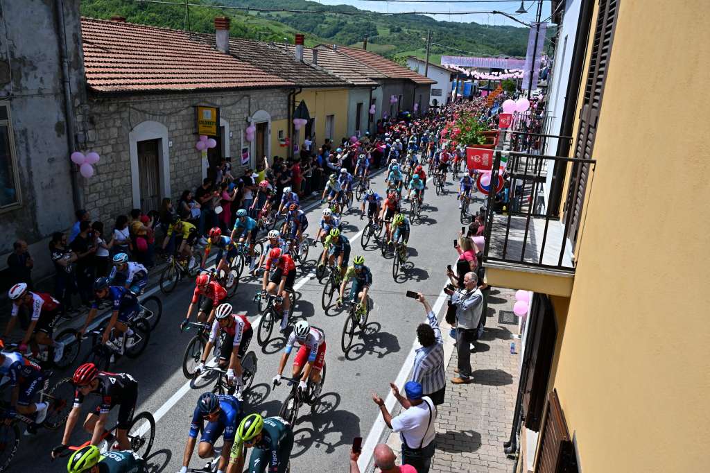 Foiano Di Val Fortore (Italy), 15/05/2024.- The pack of cyclists ride through Foiano di Val Fortore shortly after the start of the 11th stage of the Giro d'Italia 2024 cycling race over 207 km from Foiano di Val Fortore to Francavilla al Mare, Italy, 15 May 2024. (Ciclismo, Italia) EFE/EPA/LUCA ZENNARO