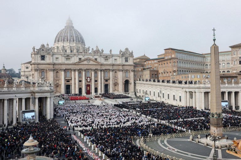 El papa Francisco destacó la “sabiduría, delicadeza y entrega” que Benedicto XVI “supo esparcir a lo largo de los años” en la homilía de la misa funeral por el pontífice emérito que celebró ante decenas de miles de fieles en la plaza de San Pedro del Vaticano.