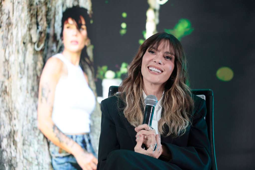 MEX7824. CIUDAD DE MÉXICO (MÉXICO), 23/03/2026.- La cantautora puertorriqueña Kany García habla durante una rueda de prensa este lunes, en Ciudad de México (México). García anunció su gira de este año, 'Puerta Abierta', que arrancará el próximo mes de abril en México, el lugar donde "empezó todo" como artista y en el que quiere lanzar un mensaje de "amor y diversidad" frente a un tiempo actual marcado por la "violencia y el odio". EFE/José Méndez