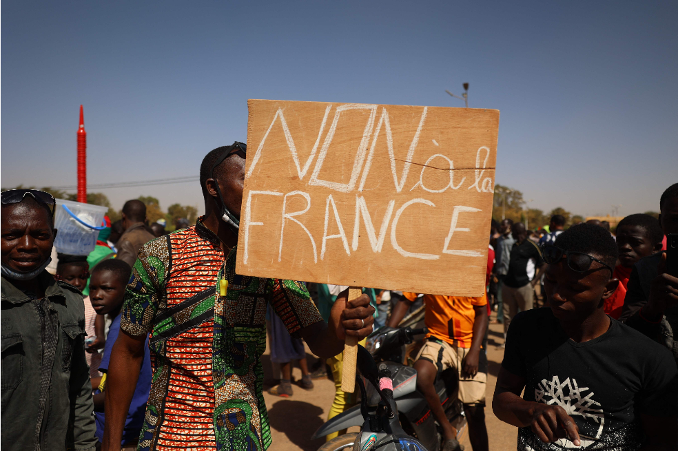 Algunos manifestantes se reunieron en Uagadugú, capital de Burkina Faso, para mostrar su apoyo a los militares, mientras sostenían una pancarta en contra de Francia.