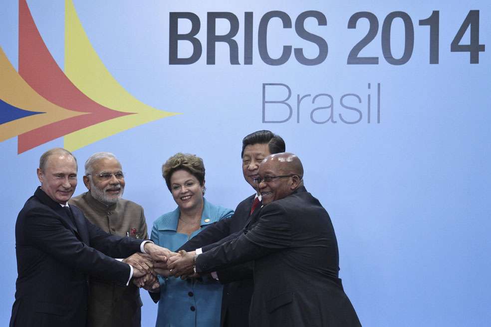Los presidentes de China, Xi Jinping (2d); Rusia, Vladimir Putin (i), Sudáfrica, Jacob Zuma (d), y Brasil, Dlma Rousseff (c), y el primer ministro de India, Narendra Modi. / EFE