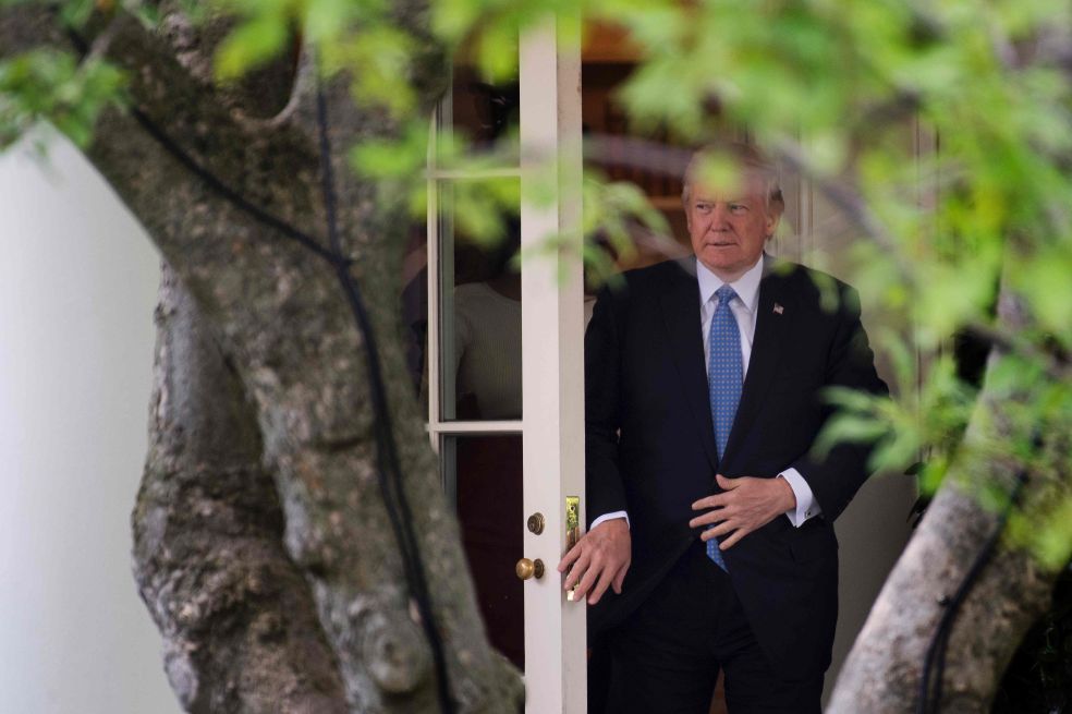 Donald Trump, presidente de Estados Unidos, debe lidiar con una crisis política interna. / AFP
