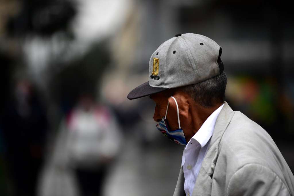Personas de la tercera edad en la calle durante el aislamiento obligatorio en Bogotá, a causa del Covid-19.