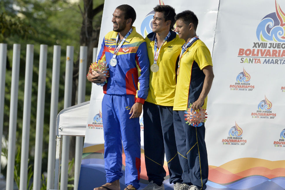 Sebastián Morales celebra en el podio su medalla de oro en los Juegos Bolivarianos. / Juegos Bolivarianos