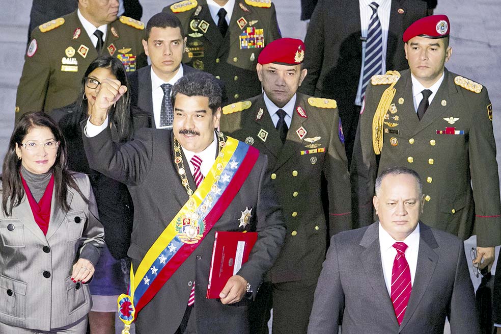 El presidente de Venezuela, Nicolás Maduro, rodeado de sus funcionarios de confianza al pedir poderes especiales a la Asamblea Nacional para luchar contra el “imperialismo”. /EFE