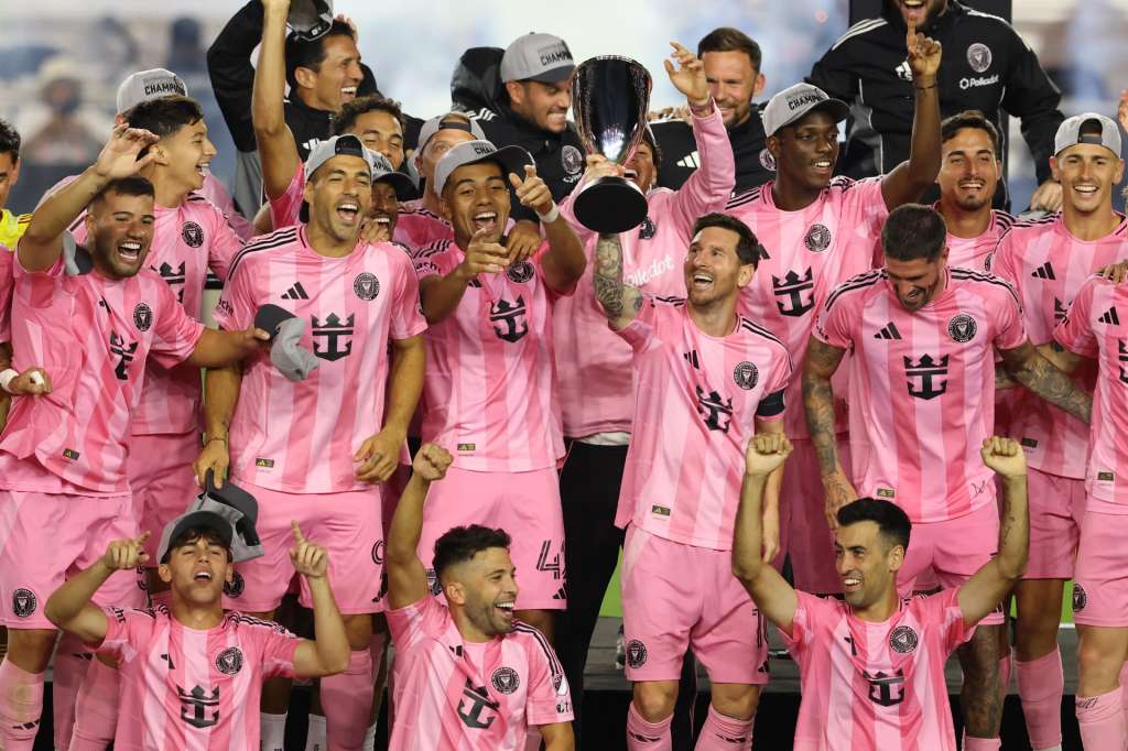 AME4284. FORT LAUDERDALE (ESTADOS UNIDOS), 29/11/2025.- Jugadores de Inter de Miami celebran con el trofeo de la Major League Soccer este sábado, al final del partido entre Inter Miami y New York City Football Club en el estadio Chase, en Fort Lauderdale (Estados Unidos). EFE/ Giorgio Viera