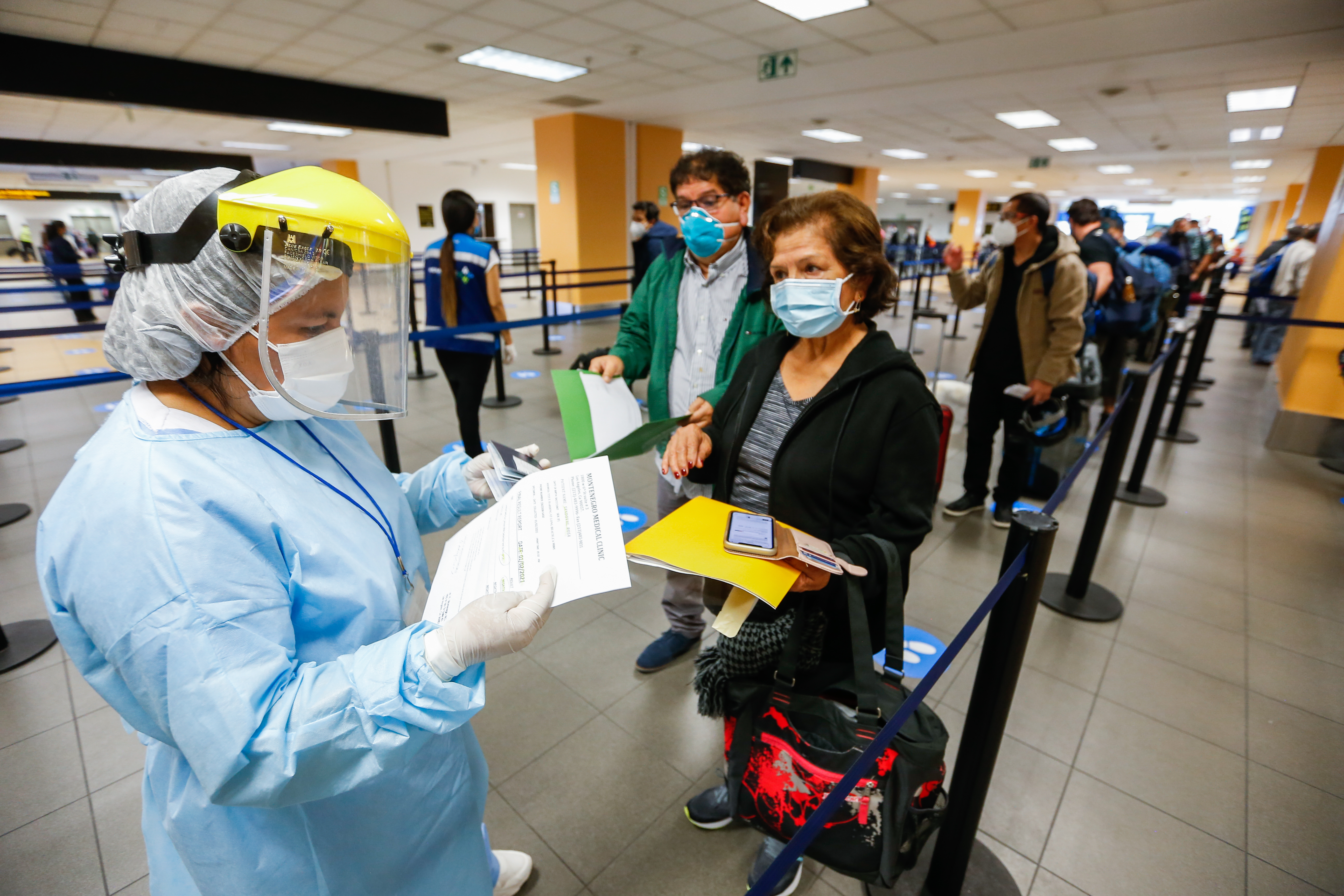 Además de exigir a los viajeros presentar el resultado negativo de la prueba PCR para ingresar, Perú anunció este martes 6 de enero que amplió por otros 15 días más la suspensión de vuelos provenientes de Europa.