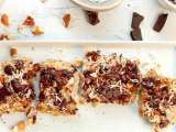 Así se preparan unas deliciosas barras de chocolate con coco