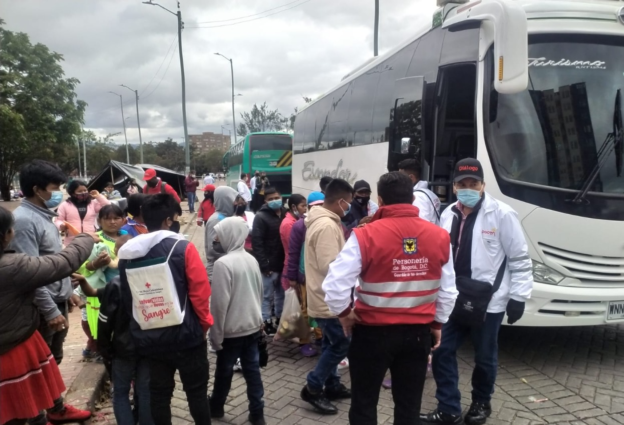 Indígenas embera subiendo a un bus.