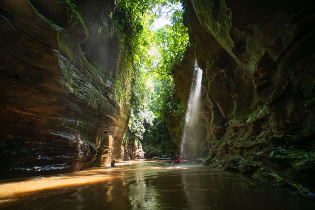 Las experiencias que ofrece Caguán Expeditions hacen parte de un proyecto de paz que nació en 2017, tras la firma del Acuerdo, como una apuesta concreta por transformar el territorio a través del turismo comunitario, la naturaleza y la memoria.