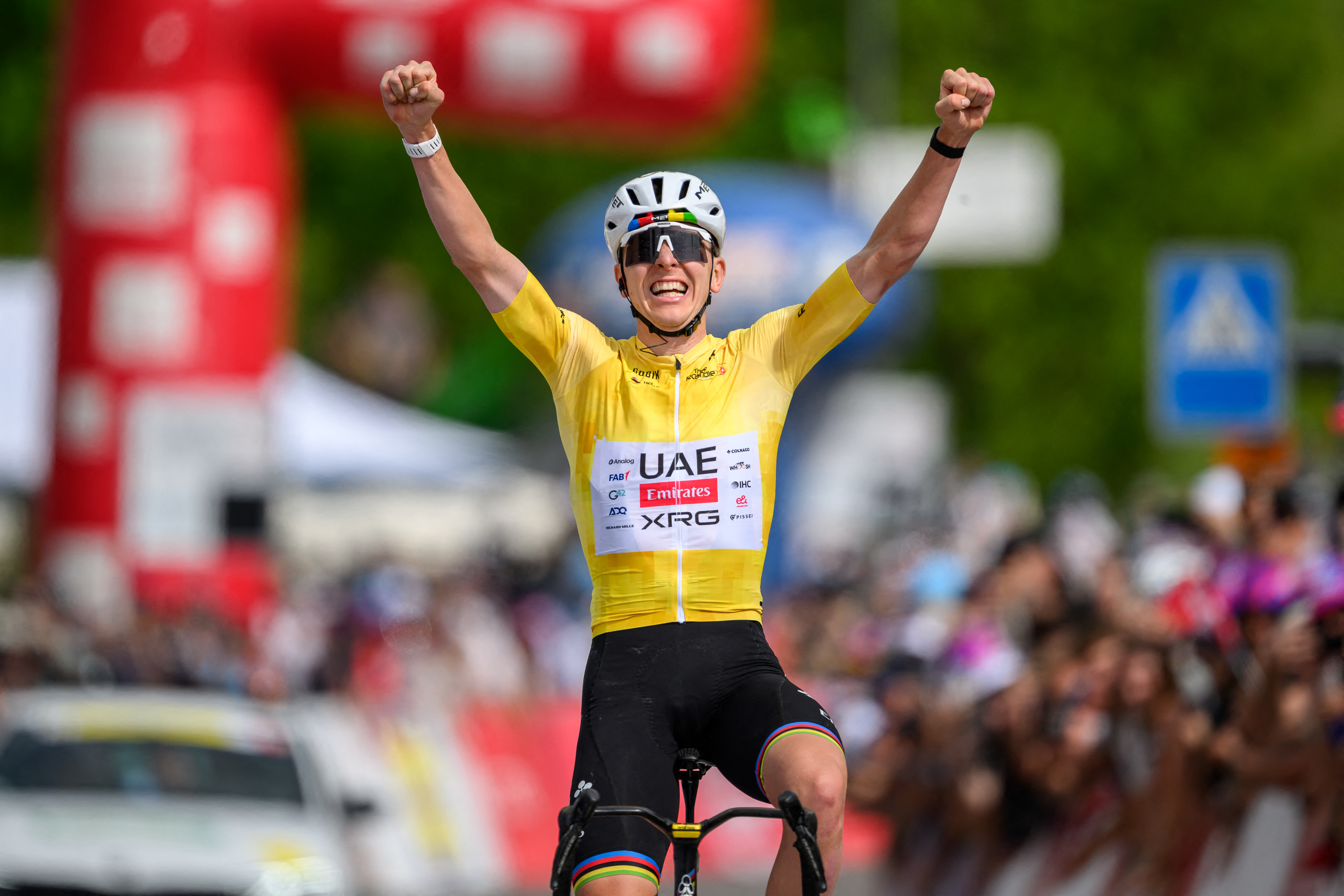 El corredor esloveno Tadej Pogacar, del UAE Team Emirates-XRG, celebrando su victoria en la cuarta etapa en el Tour de Romandía 2026 este sábado 2 de mayo.