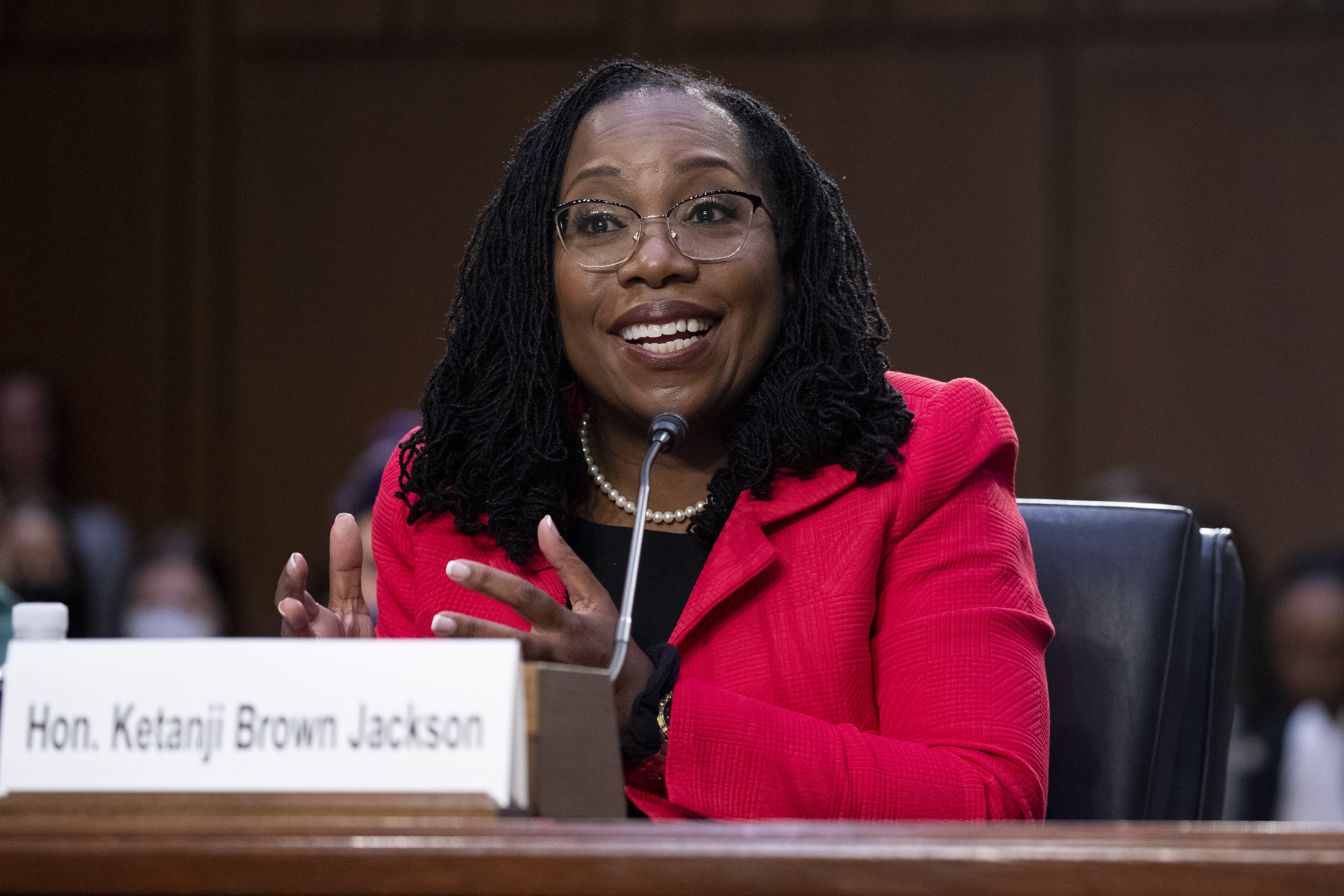 EA2782. WASHINGTON (ESTADOS UNIDOS), 30/06/2022.- Fotografía de archivo fechada el 22 de marzo de 2022 de Ketanji Brown Jackson en Washington (EE. UU). Brown Jackson se convirtió este jueves en la primera mujer afroamericana en ocupar un asiento del Tribunal Supremo de Estados Unidos al jurar su cargo como jueza en esta institución. El juramento de Jackson se produjo este mediodía en la sede del Supremo, justo cuando se hacía efectiva la salida de su antecesor, el juez Stephen Breyer, que ha decidido retirarse. EFE/EPA/MICHAEL REYNOLDS