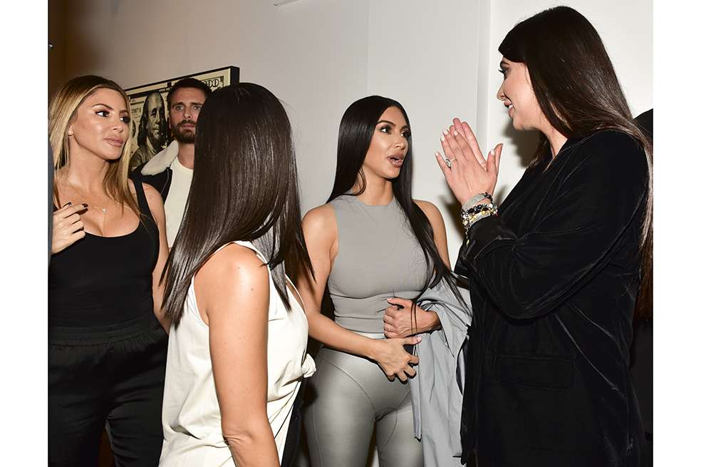 Kim Kardashian junto a Larsa Younan, Scott Disick, Kourtney Kardashian y Brittny Gastineau en West Hollywood, California. / AFP