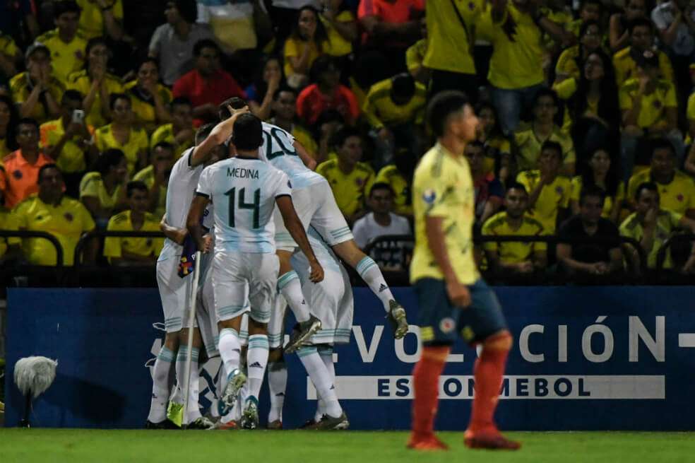 Los jugadores argentinos celebran la victoria ante Colombia y la clasificación Tokio 2020. 
 / AFP