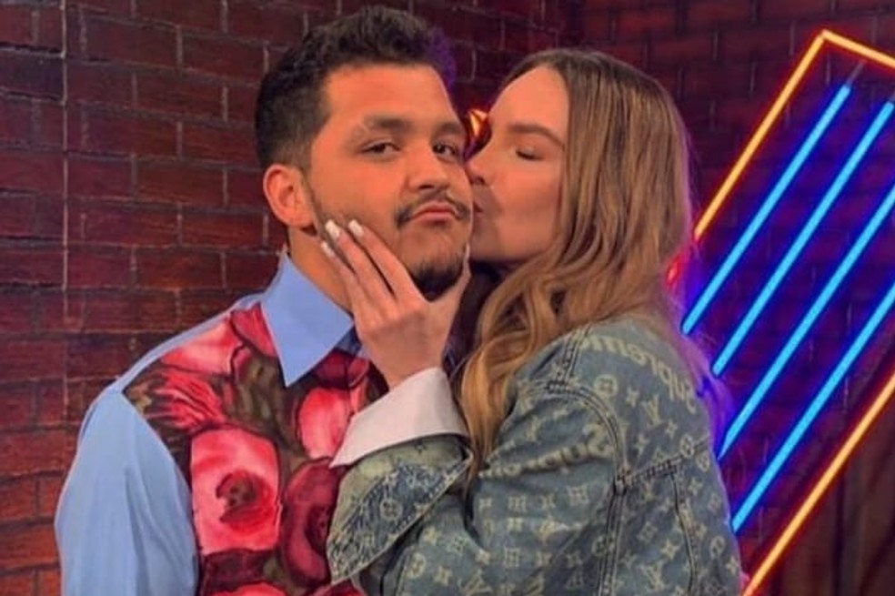 Hoy, el intérprete de Adiós Amor está cumpliendo años. Su novia Belinda, de 29 años, se adelantó al festejo y desde ayer lo sorprendió con cariñosa celebración.