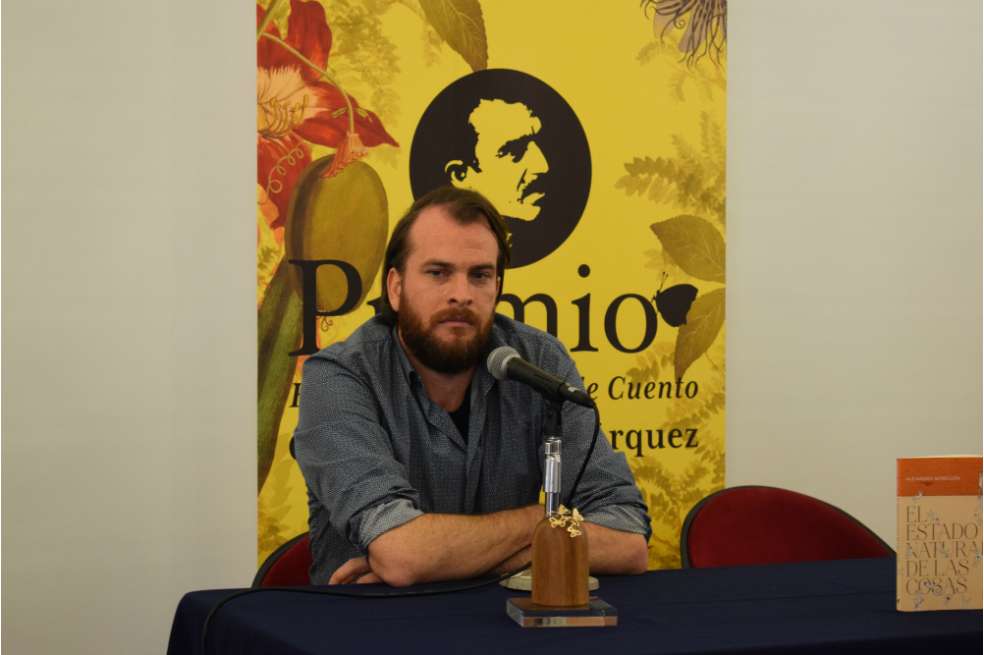 El escritor Alejandro Morellón ha sido galardonado por su libro El estado natural de las cosas (2016), una colección de siete historias publicada por la editorial Caballo de Troya. / Cortesía Juan Felipe Vásquez