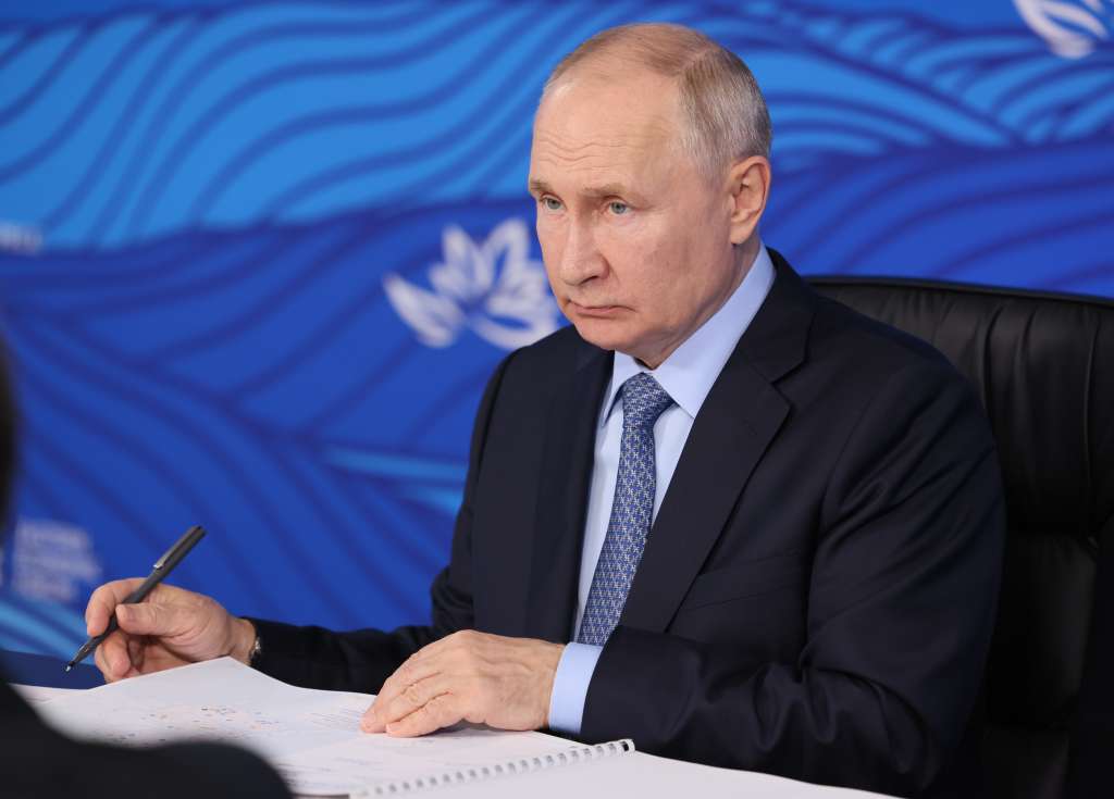 Vladivostok (Russian Federation), 10/09/2023.- Russian President Vladimir Putin attends a video conference presentation of the results of the Far East development during his working trip to the Far Eastern Federal District, in Vladivostok, Russia, 11 September 2023. Vladimir Putin is on a visit to the Far East, where he will take part in the EEF 2023 in Vladivostok on September 11 and 12. (Rusia) EFE/EPA/MIKHAIL METZEL / KREMLIN POOL MANDATORY CREDIT